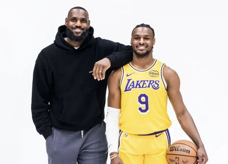 书名：詹姆斯：父子一起打球是我篮球生涯最伟大的成就 无与伦比