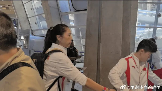 离开巴黎！徐静雨在机场偶遇中国女篮将士回国