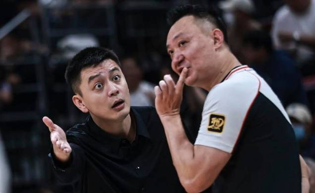 李虎翼滑倒被架出场外 杨鸣：他需要拍片检查